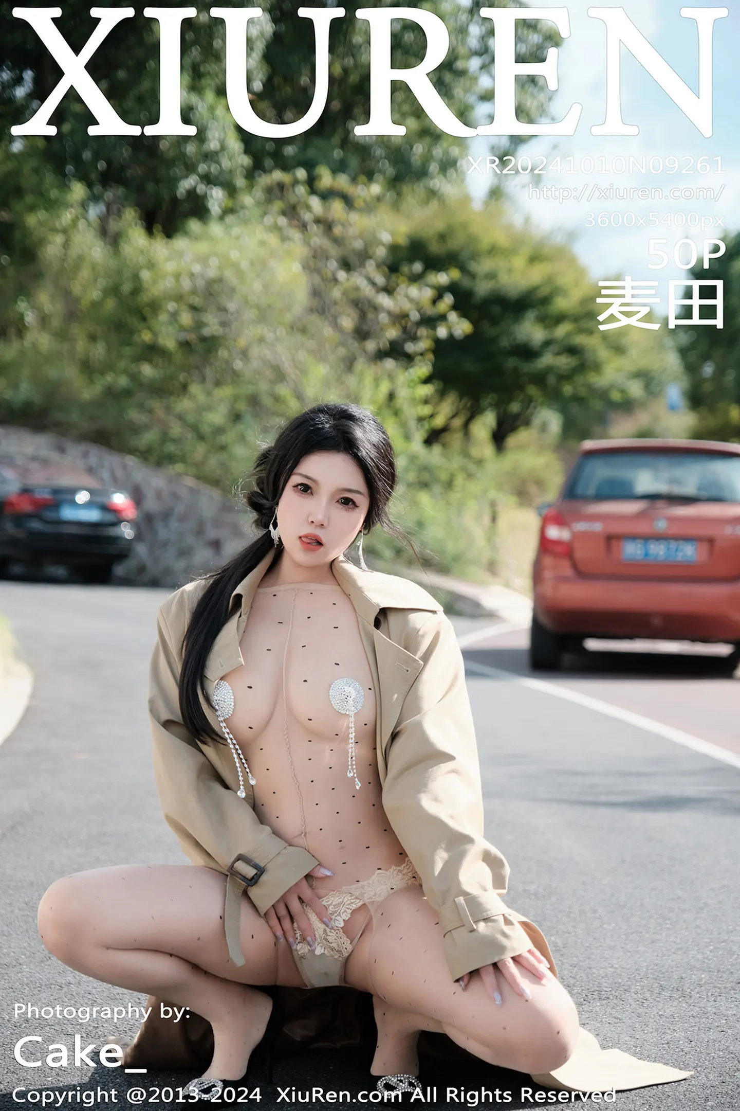 [XiuRen秀人网] VOL.9261 模特麦田性感浅色外套露开档连体肉丝秀曼妙身姿完美诱惑写真50P-秀人网官方网站